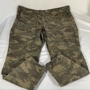 American Eagle Camouflage Jogger Pants Zipper Ankle Pockets Sz 24 Short Womens